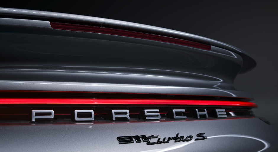 La Porsche 911 Turbo S debutterà quest'anno. Avrà una spinta elettrica.