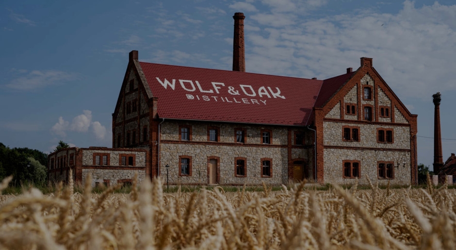 CHARLA BIEN: Michał Płucisz, fundador de la destilería Wolf & Oak, sobre su amor por la artesanía, el respeto por la tradición y el deseo de crear cosas únicas.