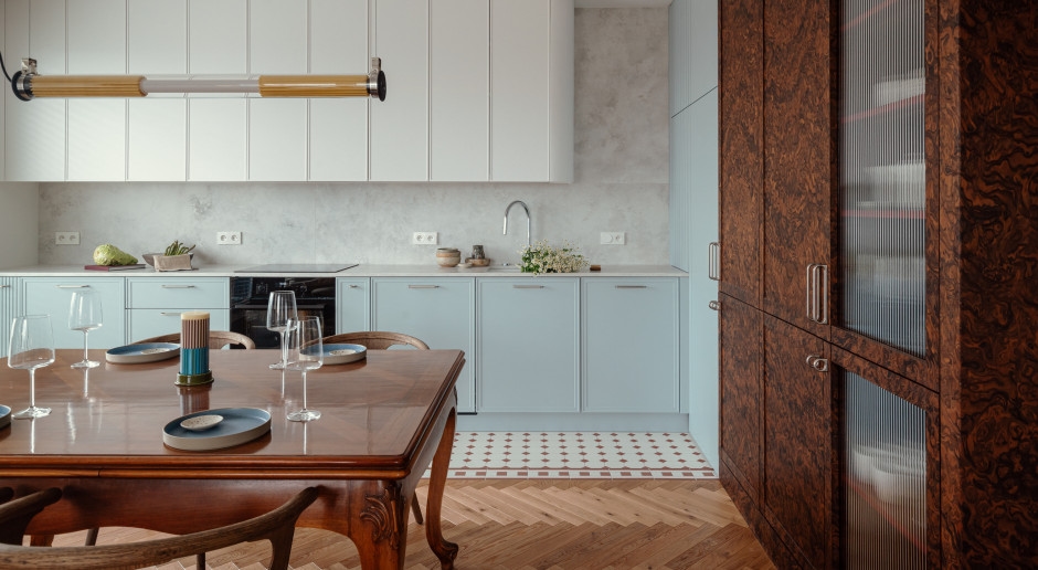 INTERIEUR DER WOCHE: Diese Wohnung in Łódź verbindet auf brillante Weise Vergangenheit und Gegenwart. Ein alter Tisch wie ein pulsierendes Herz [FOTOS]
