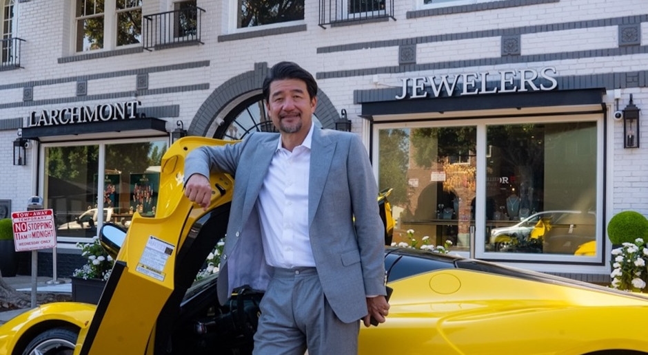 Il a plus de 100 millions de dollars dans son garage ! Il range ses Ferrari comme… des sauces dans un frigo.