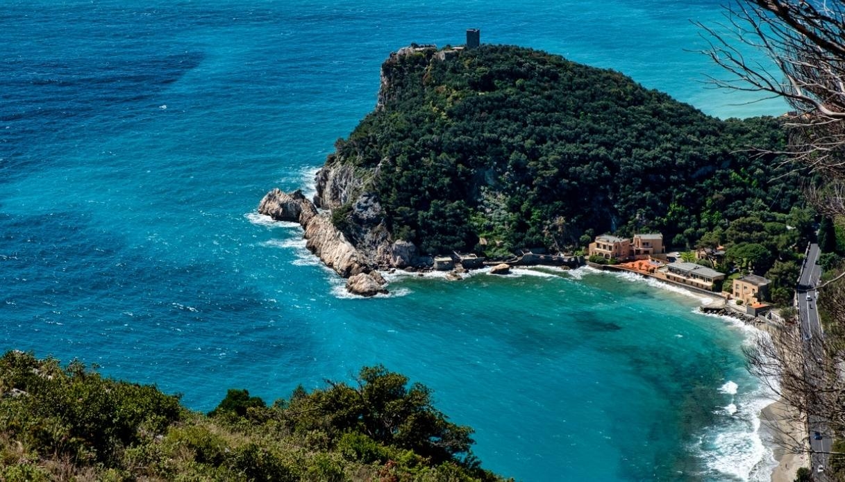 Naturistenstranden in Ligurië: de mooiste baaien voor een ontspannen vakantie.