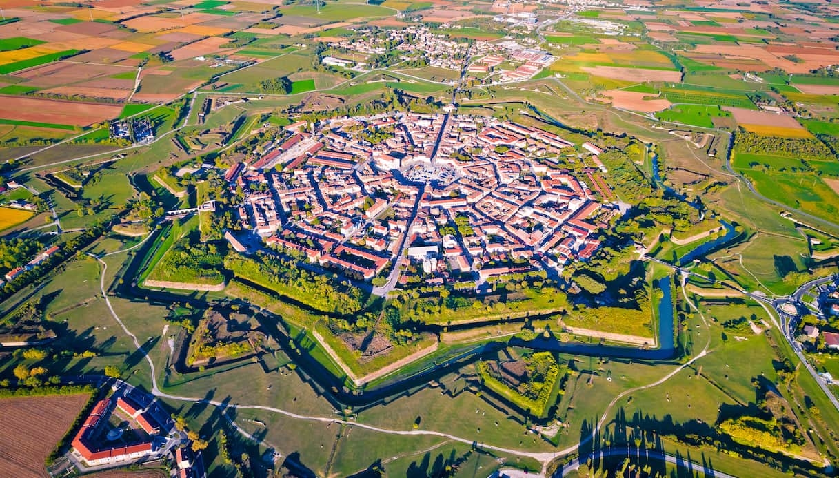 En bicicleta por los pueblos: la Italia más auténtica que revela el Giro de Italia 2025