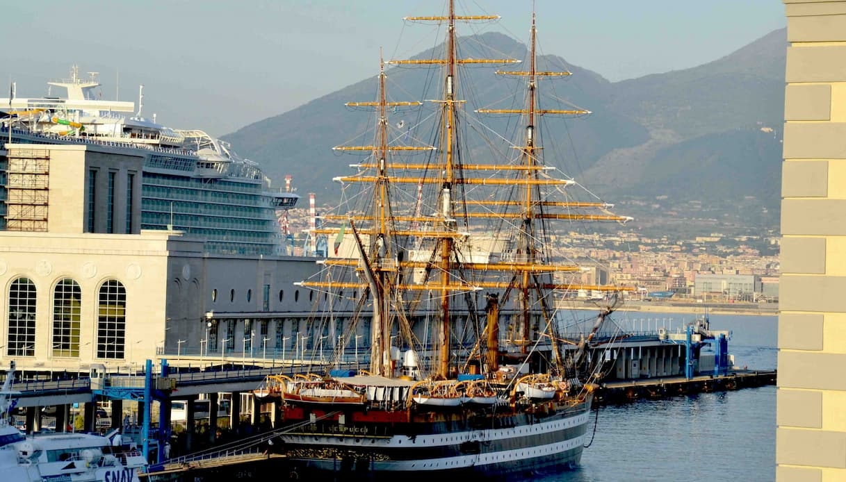 Naples fait ses adieux à l'Amerigo Vespucci : histoire, émotion et culture sur le quai