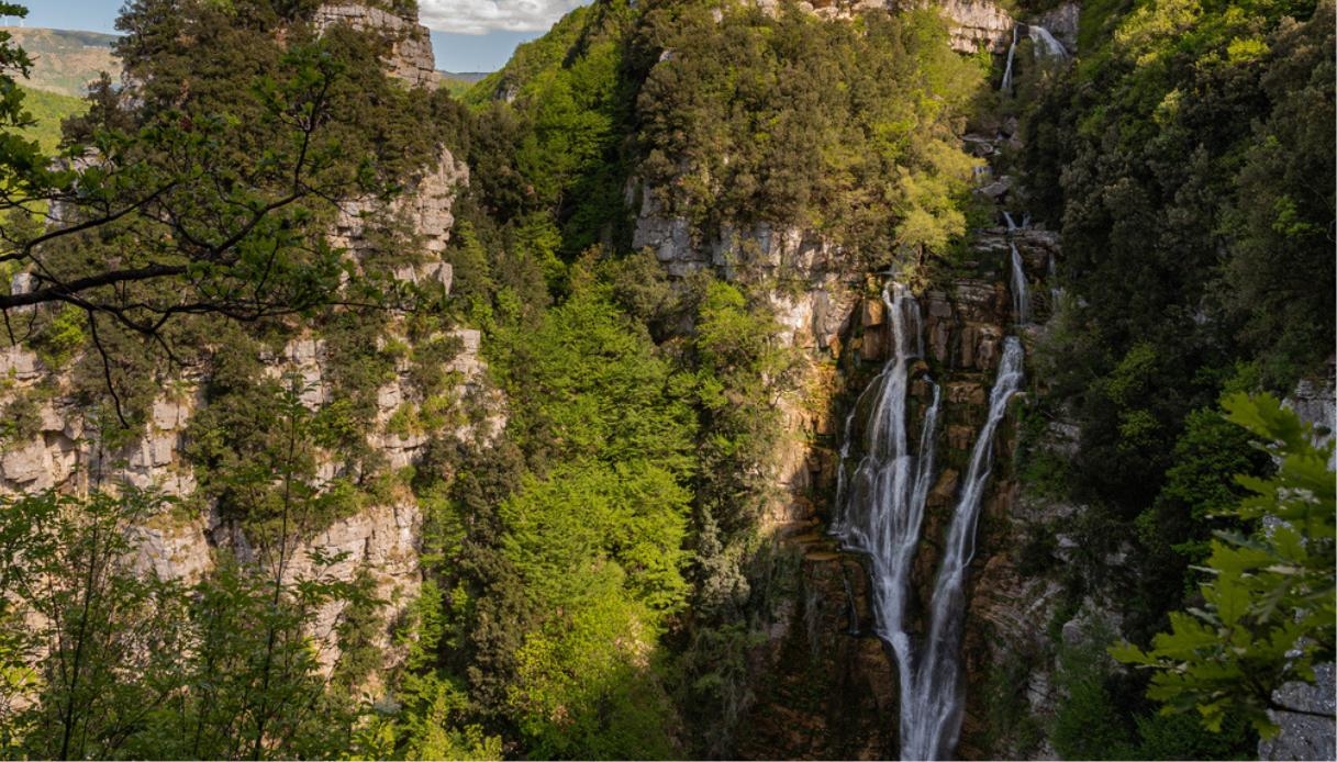 Wodospady Rio Verde w Borrello, ukryty skarb Abruzji pośród szmaragdowych wód i dziewiczej przyrody.