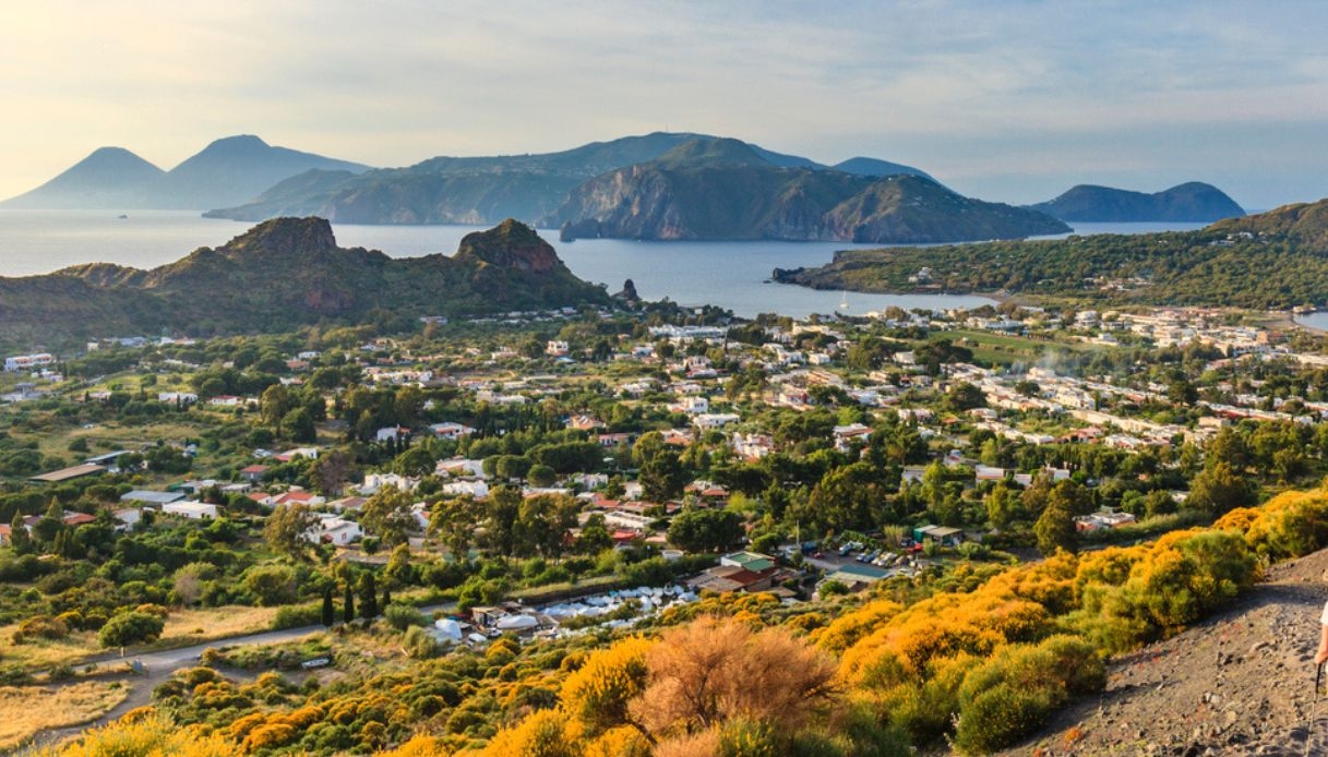 Sicilya'daki Vulcano Adası, vahşi doğa ve büyüleyici deniz.