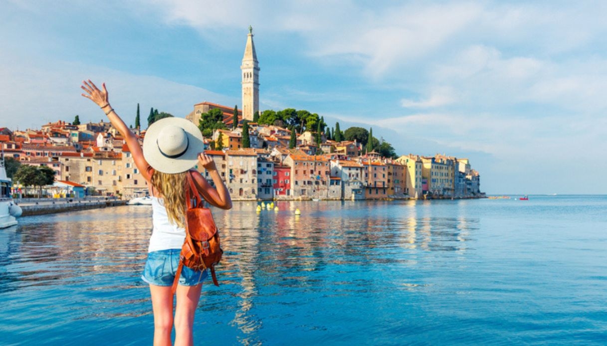 Plaże Rovinja, gdzie morze obejmuje kamień