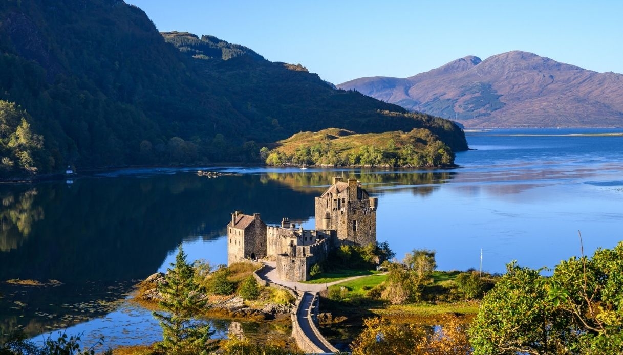 Eilean Donan, il castello fiabesco incastonato tra tre laghi e montagne senza paragoni