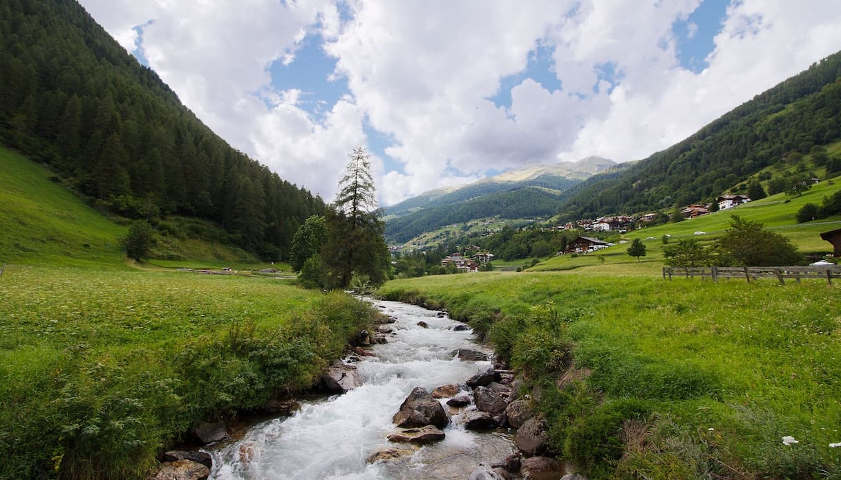 Val di Rabbi, nefes kesen şelaleler ve bozulmamış manzaralar arasında bir yolculuk.