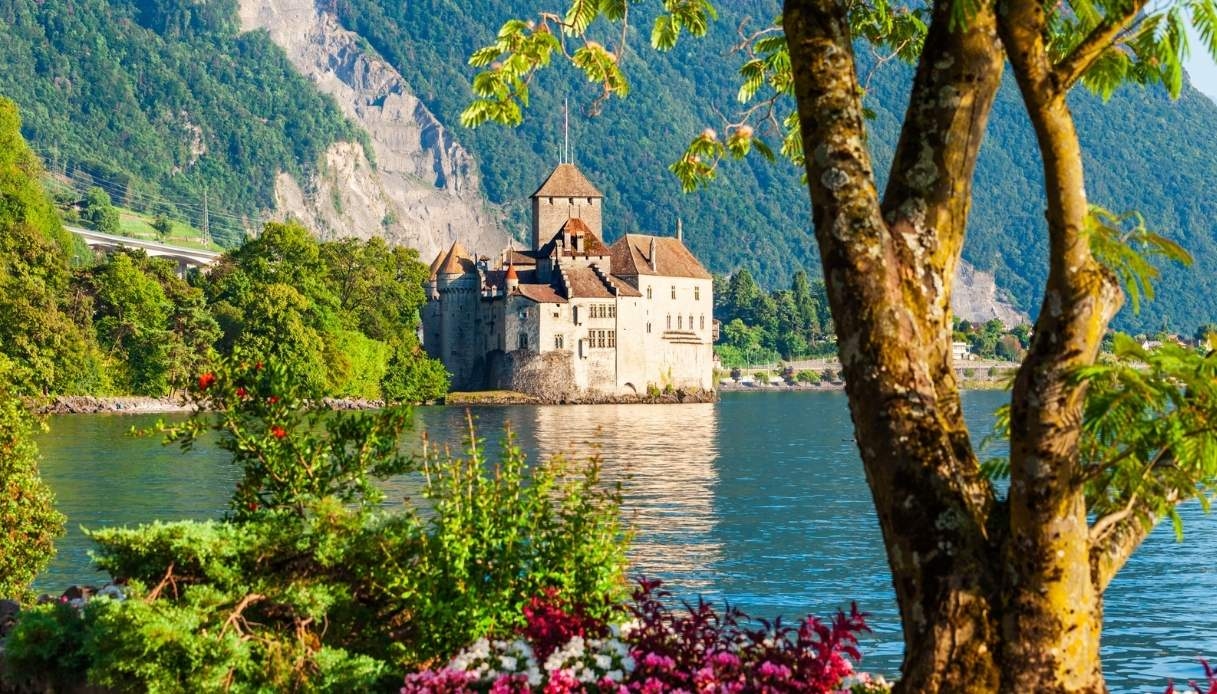 Het kasteel van Chillon ligt op een eiland met uitzicht op het meer en herbergt duizend middeleeuwse verhalen.