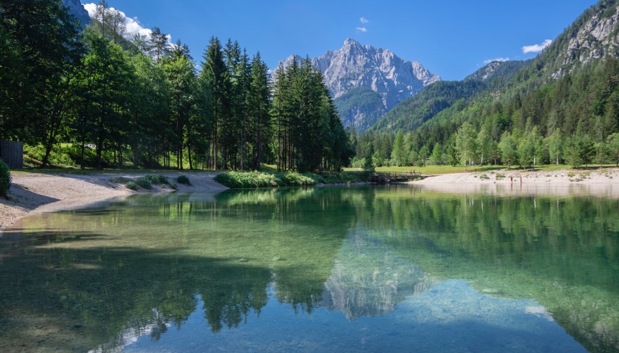 Lago Jasna, lo specchio d’acqua alpino che cambia colore con la luce