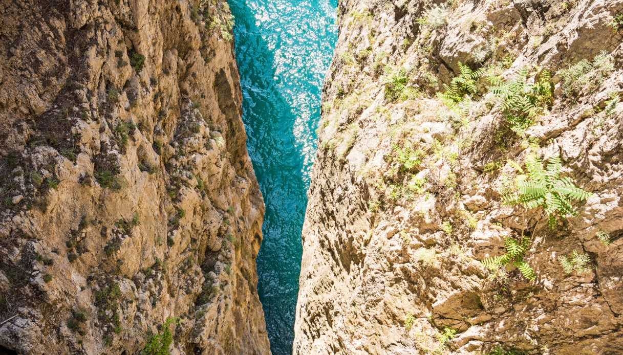 İtalya'nın en şaşırtıcı yerlerinden Grotta del Turco ve Montagna Spaccata yeniden açılıyor.