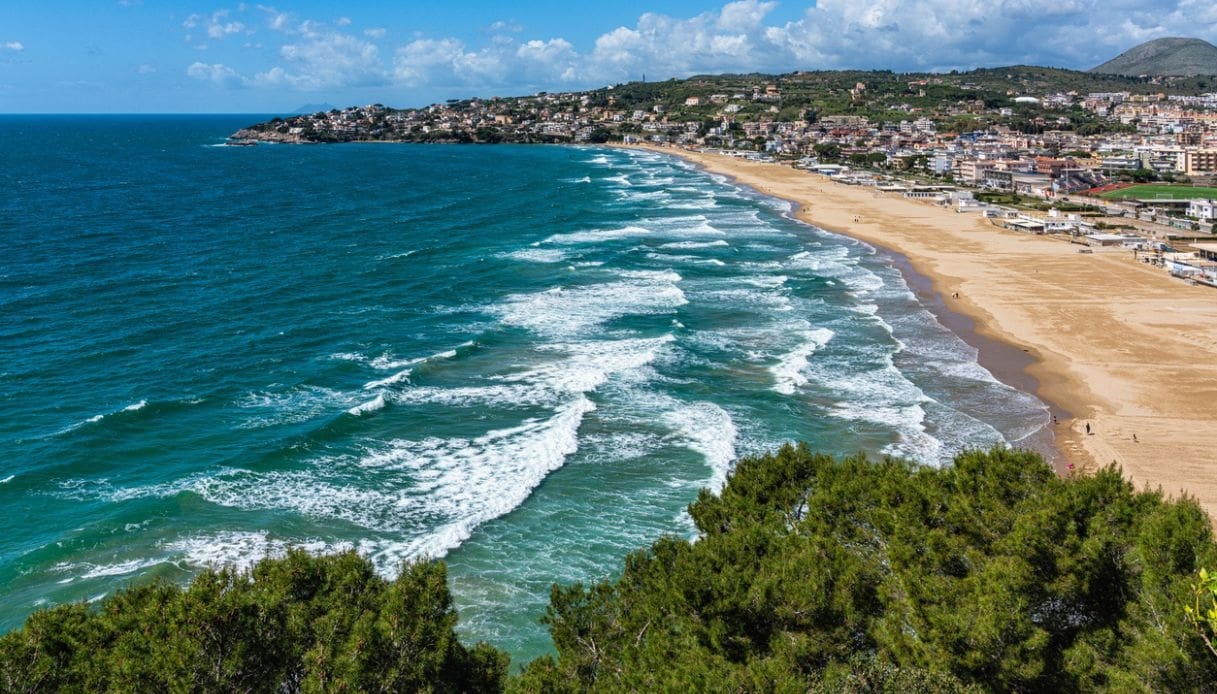 Praias do Lácio para famílias: um verão de mar, relaxamento e diversão.