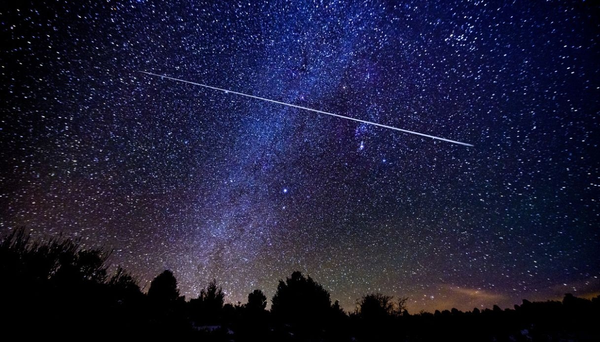 Augustus onder de sterrenhemel: een maand vol astronomische spektakels
