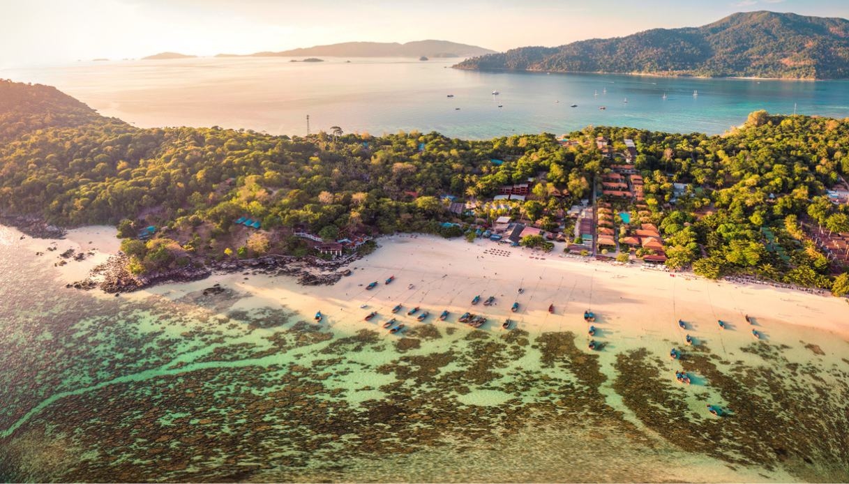 Fuga a Koh Lipe, l’isola dalla sabbia bianca, mare trasparente e zero stress (ci si muove a piedi)