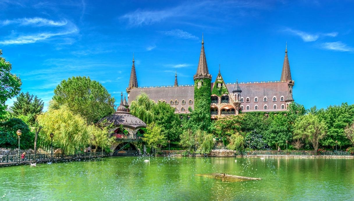 Il Castello di Ravadinovo “innamorato del vento”, che cambia colore durante il giorno