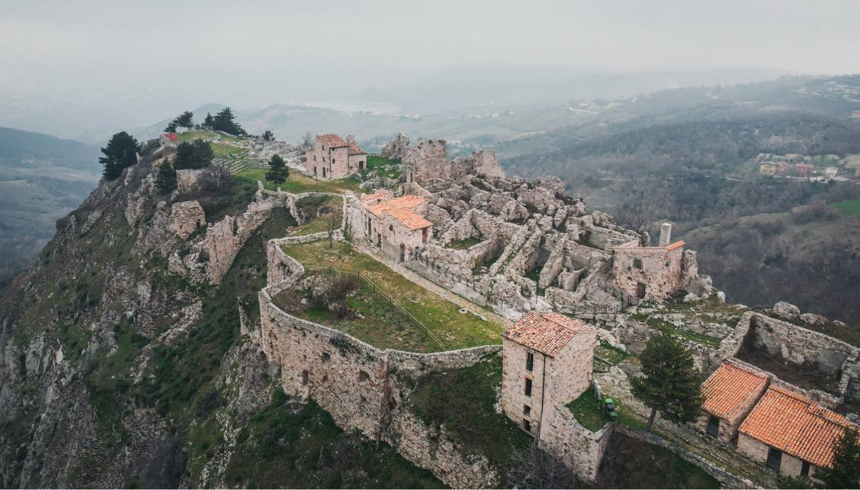 The streets of Gessopalena Vecchia: a journey through the past and silence.