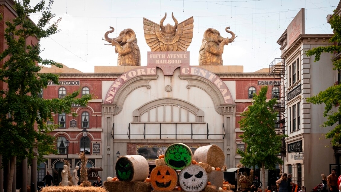 Хэллоуин в тематических парках с парадами и захватывающими шоу