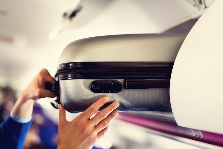 Taxas elevadas para bagagem de mão: queixa da UE sobre companhias aéreas de baixo custo