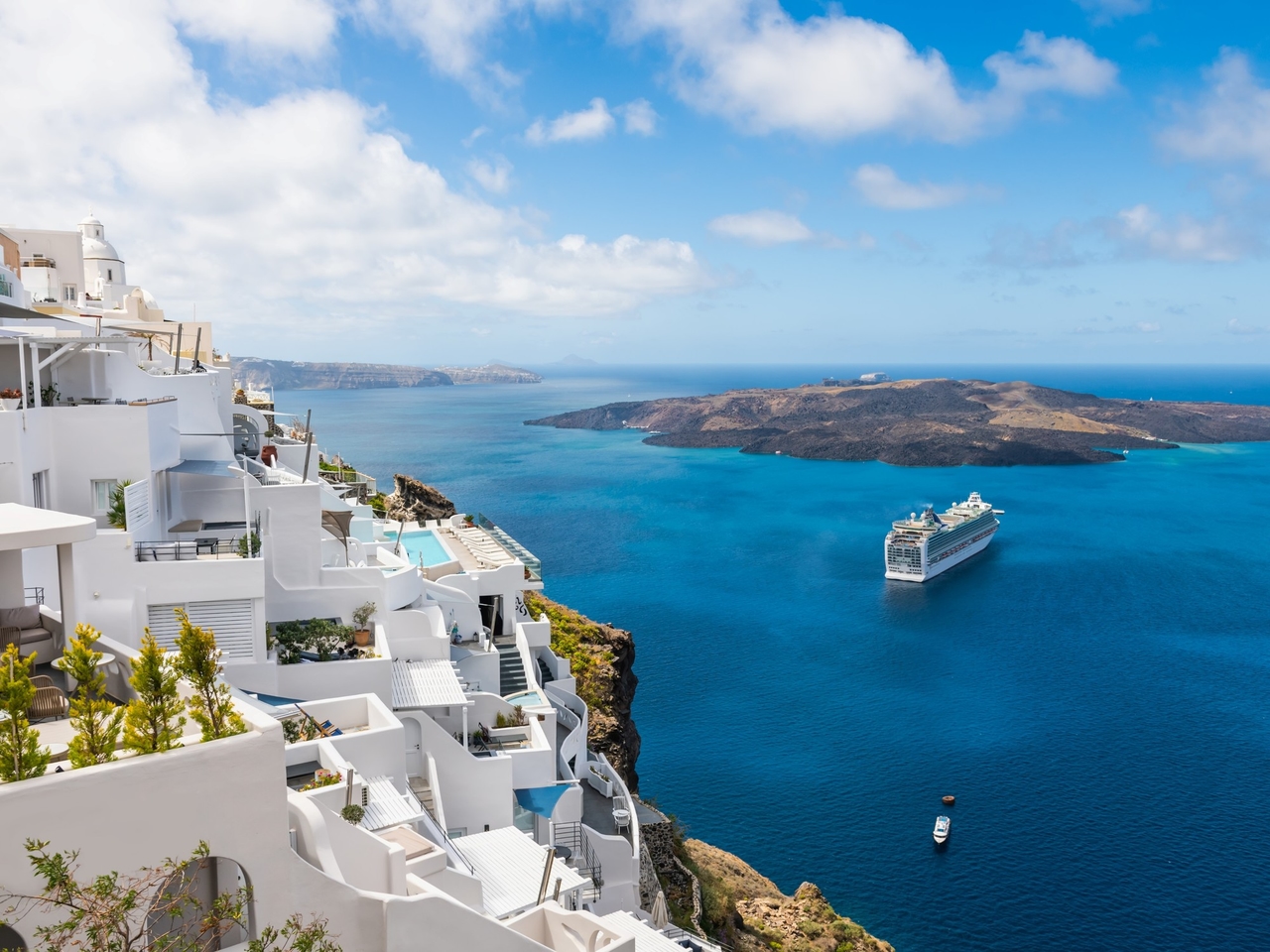 Weinig inwoners, miljoenen toeristen: Griekse havens beginnen een vergoeding te heffen bij aankomende cruisepassagiers.