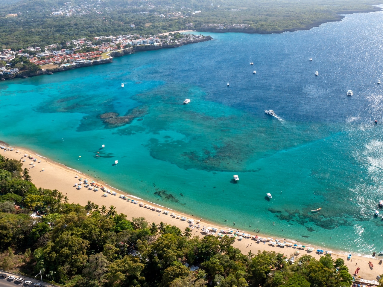 An airline adds a key destination in the Caribbean: beaches and the clearest amber in the world