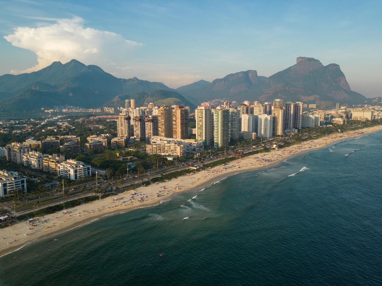 Praias tranquilas, bicicletas e restaurantes na calçada: esta é a Barra da Tijuca, a "Miami brasileira" no coração do Rio de Janeiro.