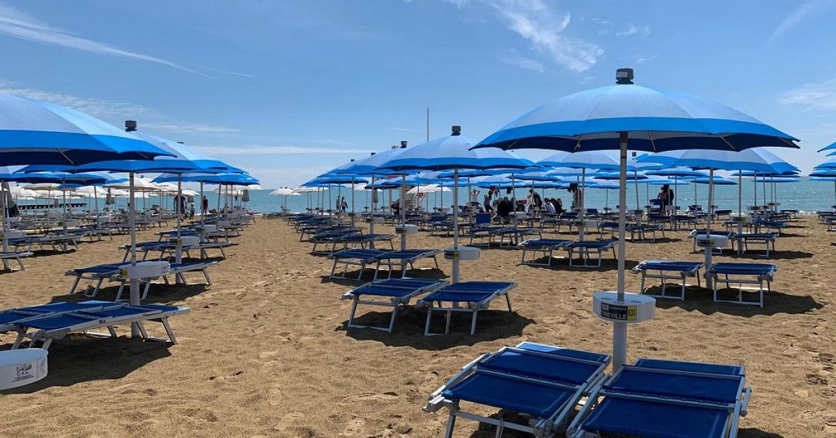 Codacons, een aanval op zomervakantie: "Strandprijzen stijgen met 3,4%"