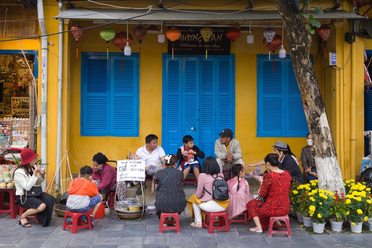 Escala en Hoi An, la ciudad eterna de Vietnam, con su encanto cautivador.
