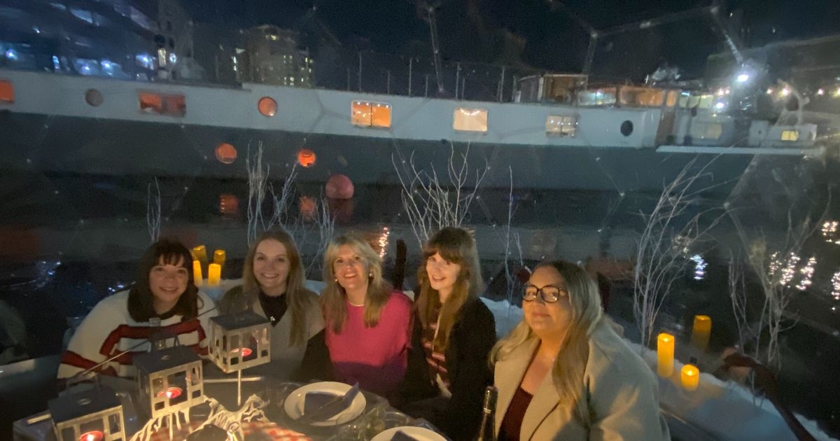 Una acogedora velada navideña en un iglú flotante con fondue de queso y vino.