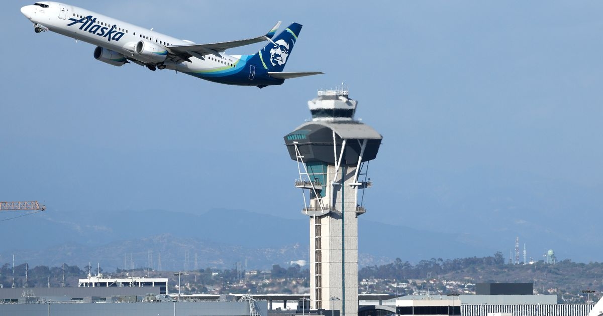 Alaska Airlines LIVE: Tourists stranded as ALL planes halted amid technical glitch