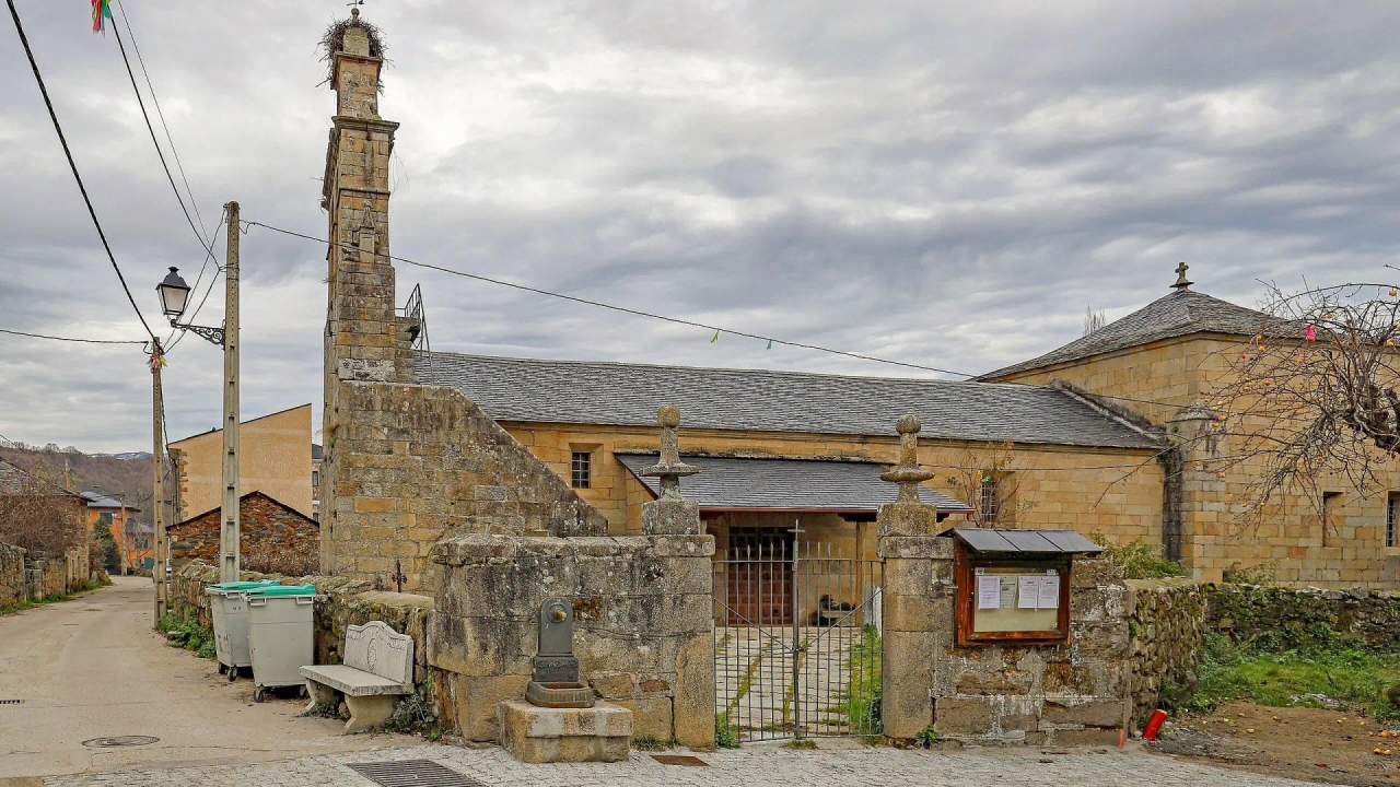 El pueblo de Zamora con vistas al lago glaciar más impresionante del país
