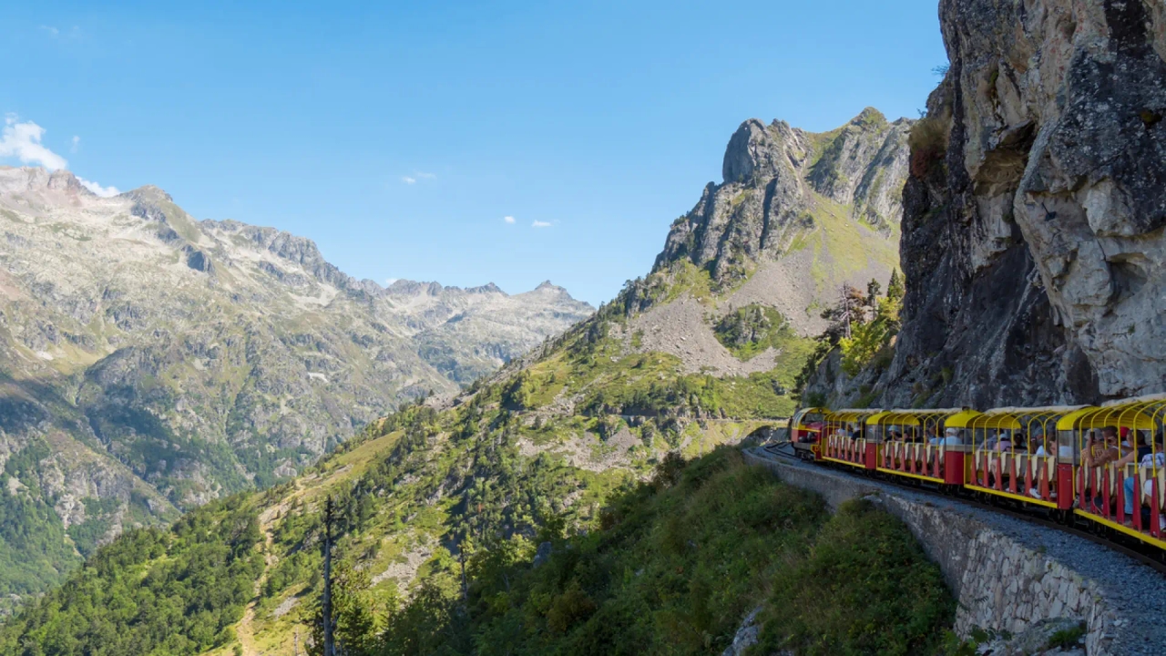 Vier treinen om de meest spectaculaire landschappen van de Pyreneeën te ontdekken zonder moe te worden.