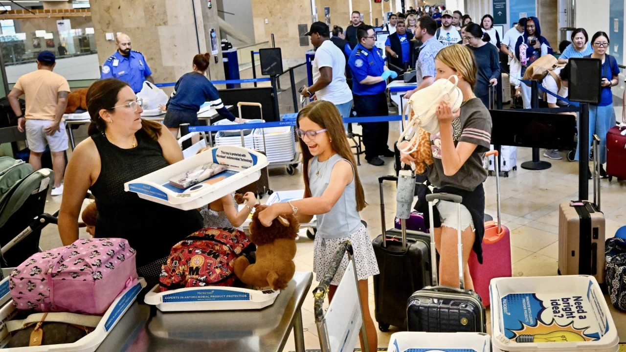 Малоизвестное правило относительно вашего мобильного телефона в аэропортах: его могут конфисковать до посадки на борт.