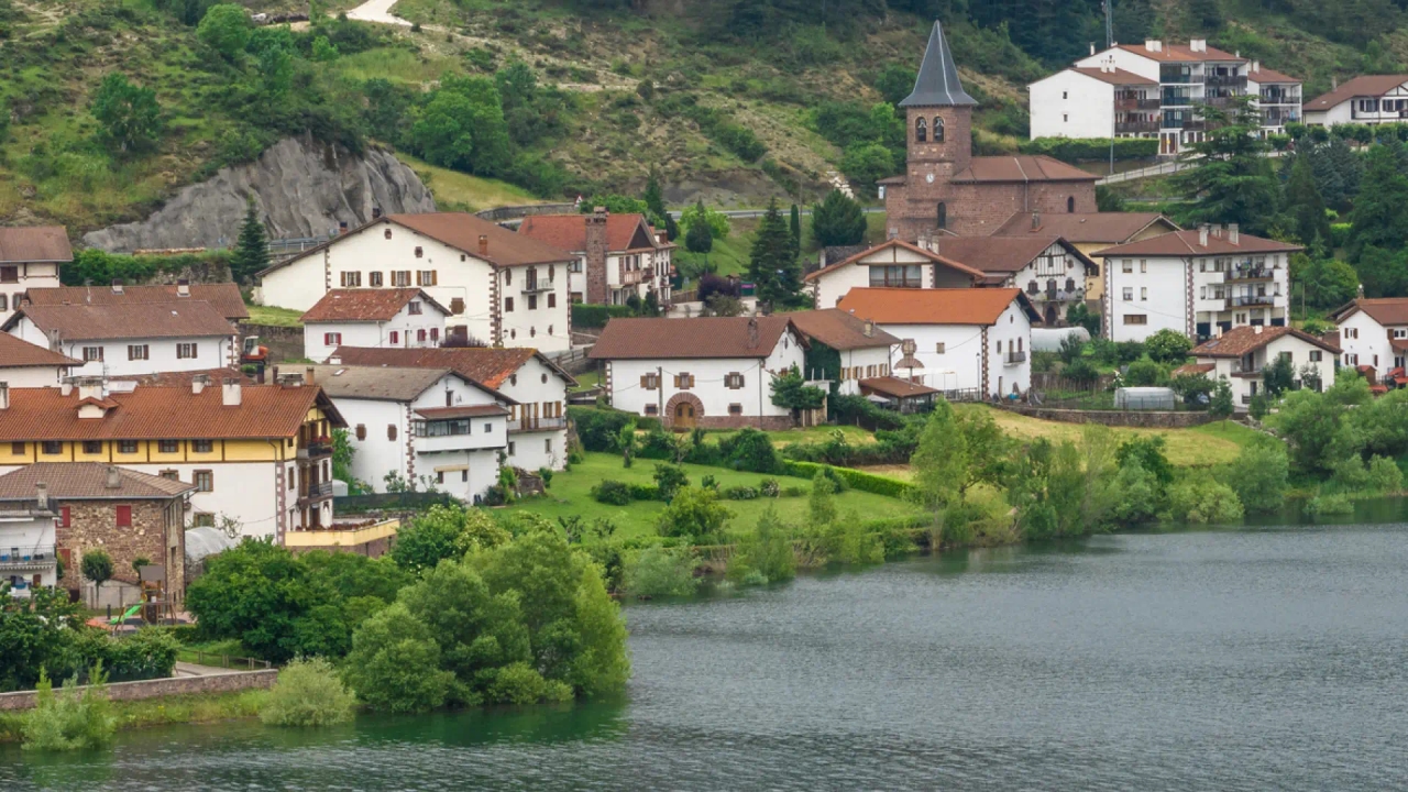 Das schöne Dorf nahe der französischen Grenze, in dem ein Teil der Serie „La caza. Irati“ gedreht wurde.