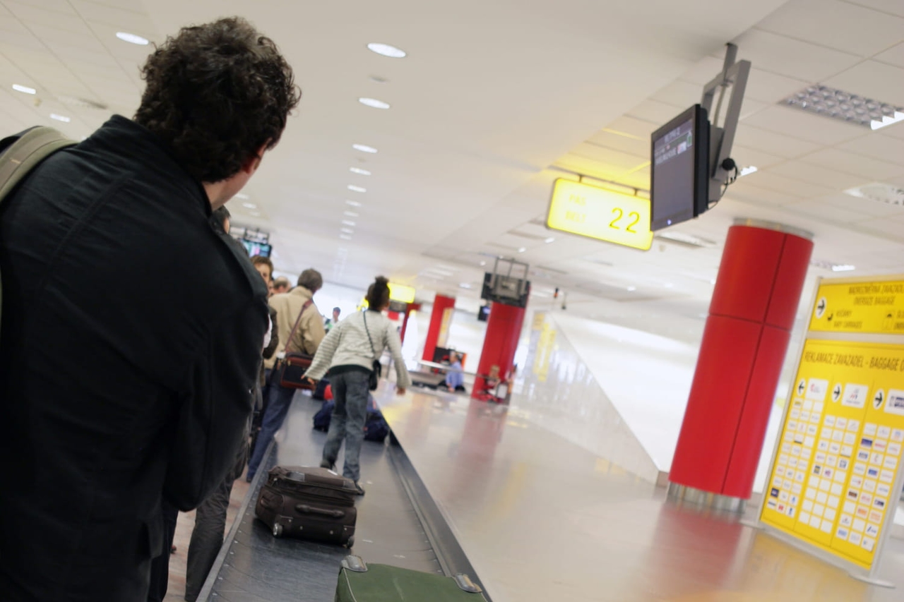 Ele encontra sua bagagem roubada graças a um AirTag e pega o ladrão vestindo suas roupas
