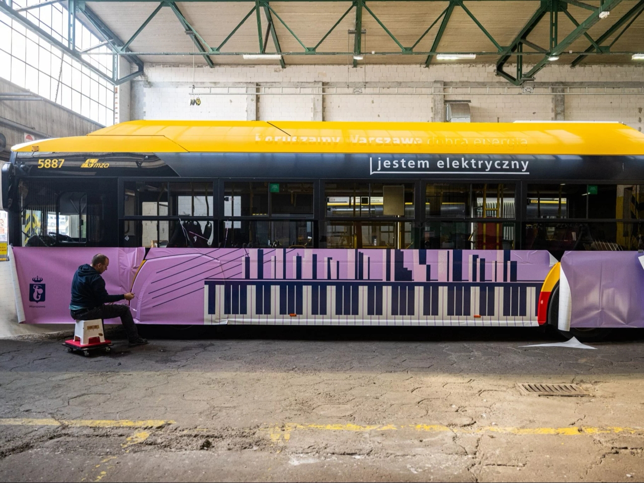 Encore de la musique de Chopin à Varsovie. Tramway rétro et bus original en route.