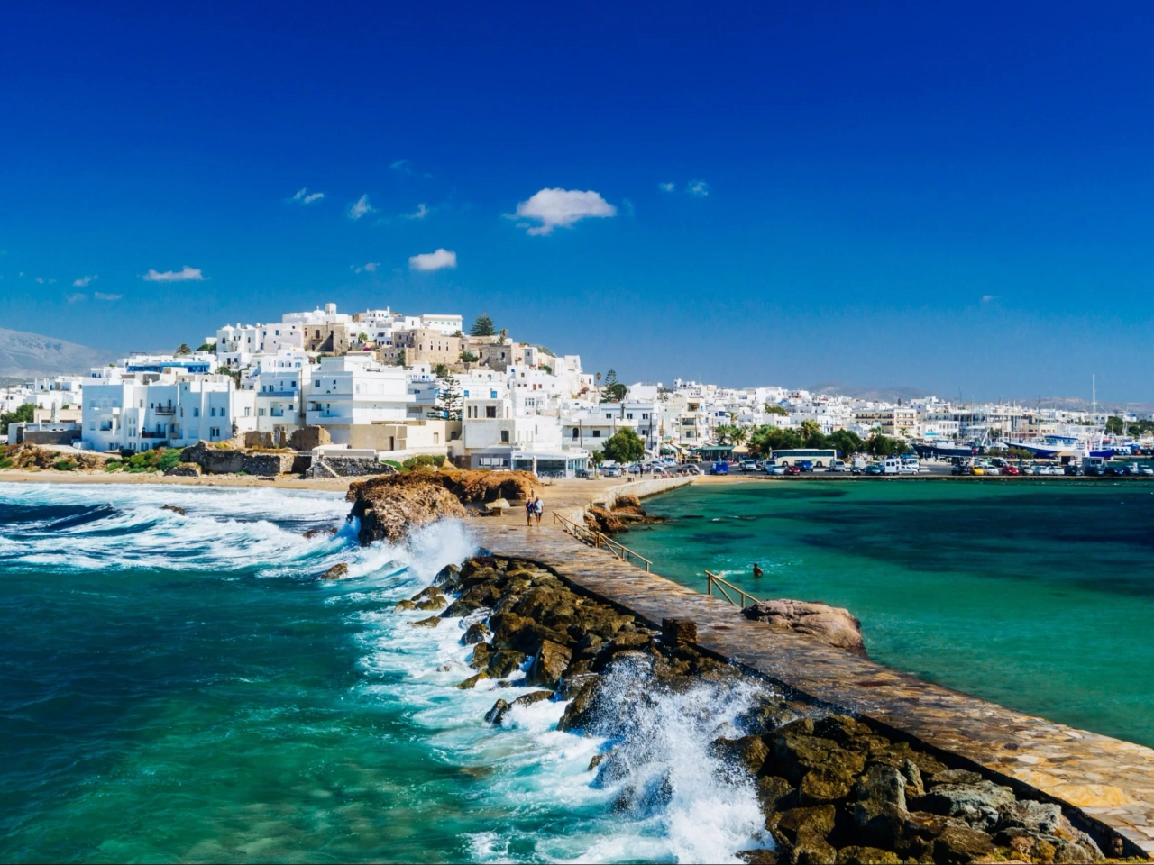 Moins connue que Santorin, c'est une île prisée des voyageurs en Europe.