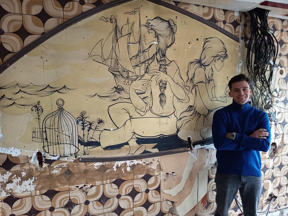 Royan: atrás do papel de parede antigo estava escondido um desenho de Nadu Marsaudon.