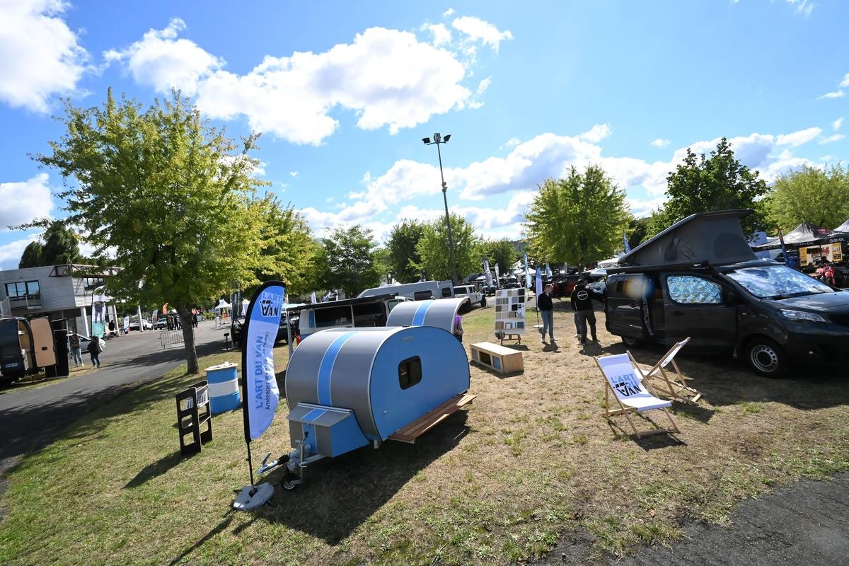 Entre vans aménagés et « kits amovibles », un salon des véhicules nomades à Bordeaux ce week-end