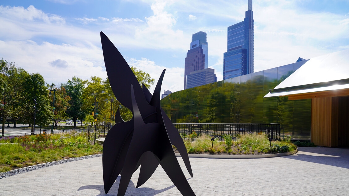 Филадельфия отмечает 250-летие Соединённых Штатов открытием садов Колдера.