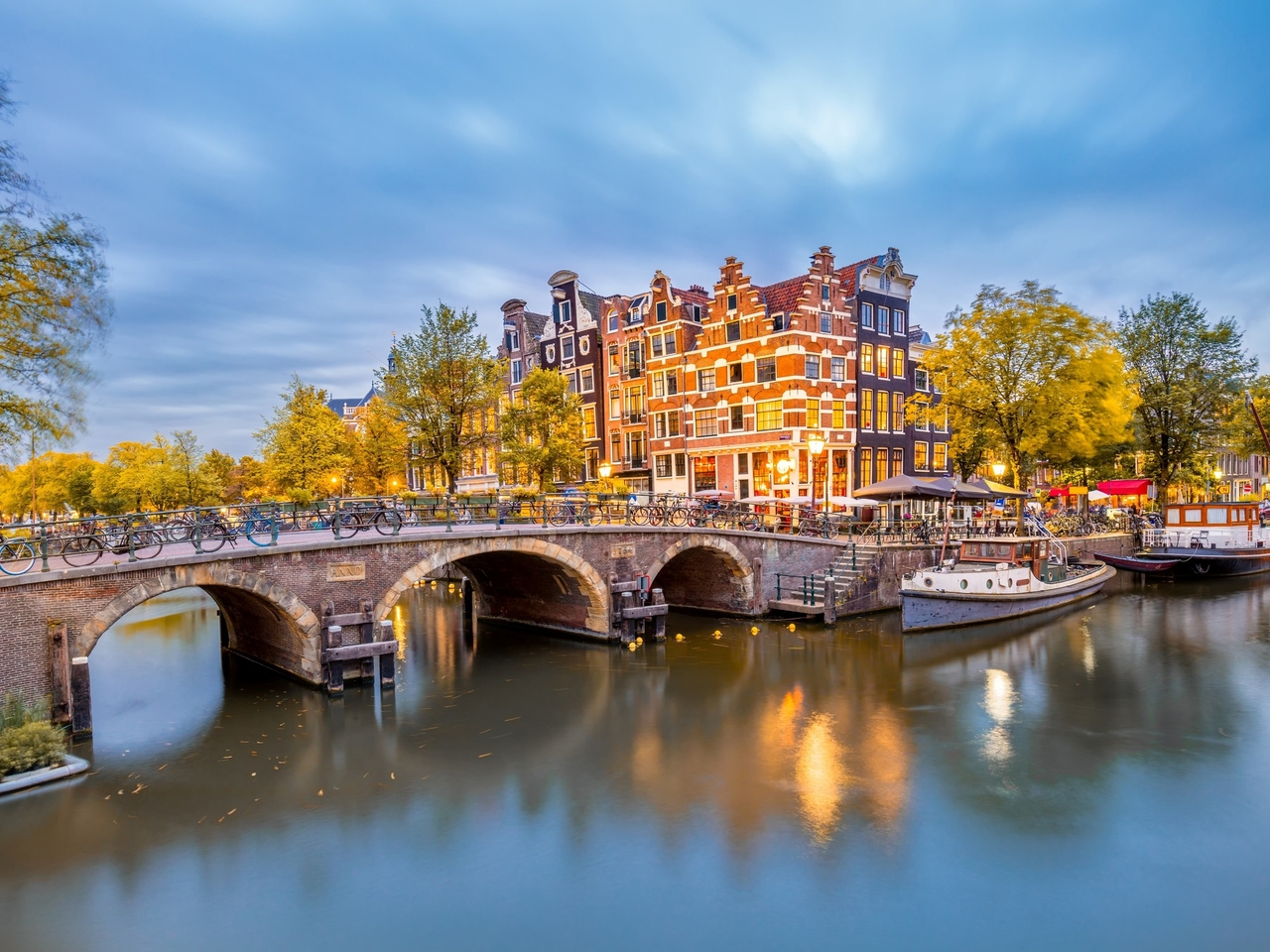 Tra canali, ponti e biciclette: perché tutti si innamorano della magia di Amsterdam