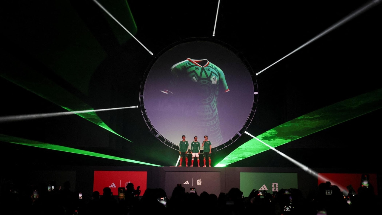 Ciudad de México, a siete meses del Mundial de la FIFA. Aztec busca vendedor ambulante.